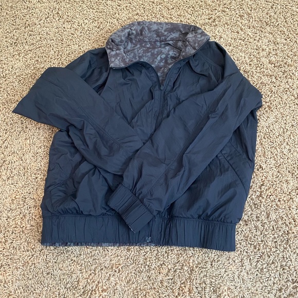 Lululemon Bombs Away Black/Olive Green pattern reversible Bomber Size 4 - Picture 5 of 9